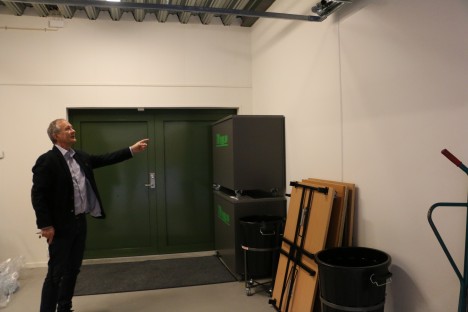 Her inne skal det settes opp et stort radioskap inne i Torvastad Arena, forklarer styreleder Arne Haldorsen. Foto: Elin B. Øvrebø